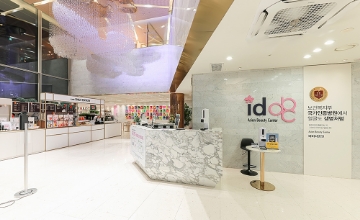 ID病院整形外科本院ロビーは同伴のお客様待合室とカフェが位置しており、お客様の層別移動案内をお手伝いしています。